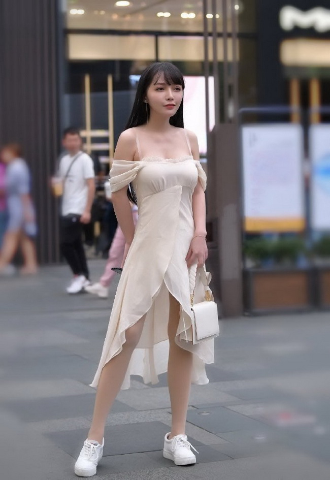 漂亮小姐姐穿搭找茬！鞋选错破坏整体美感