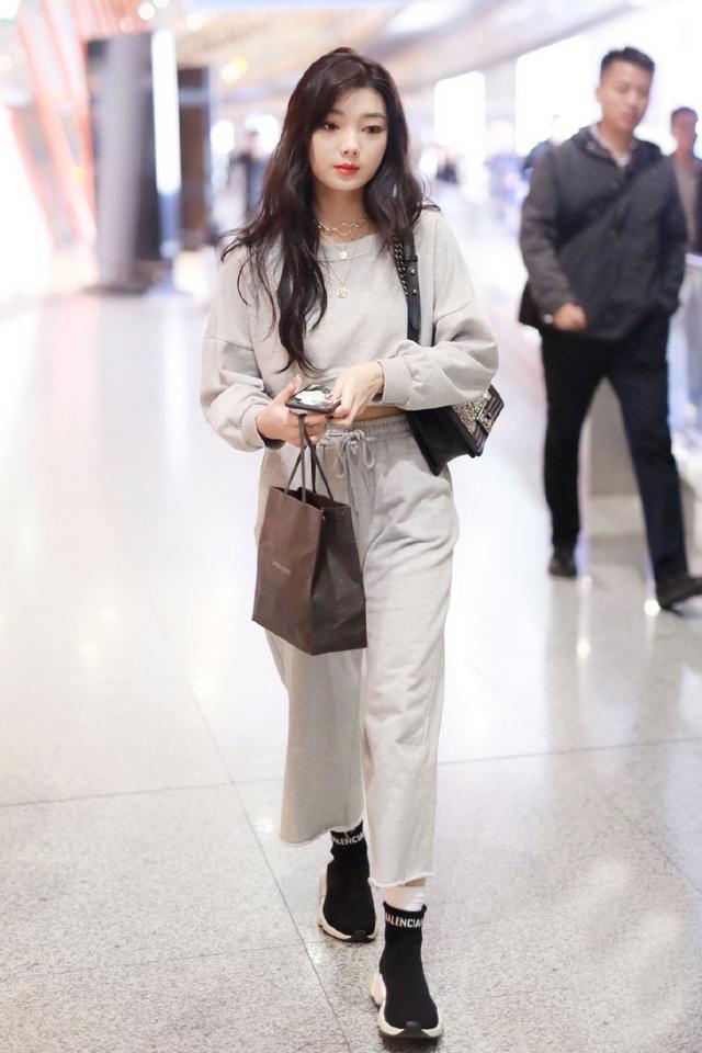她是火箭少女的泰国籍成员今穿露脐卫衣配阔腿裤遮肉又显高