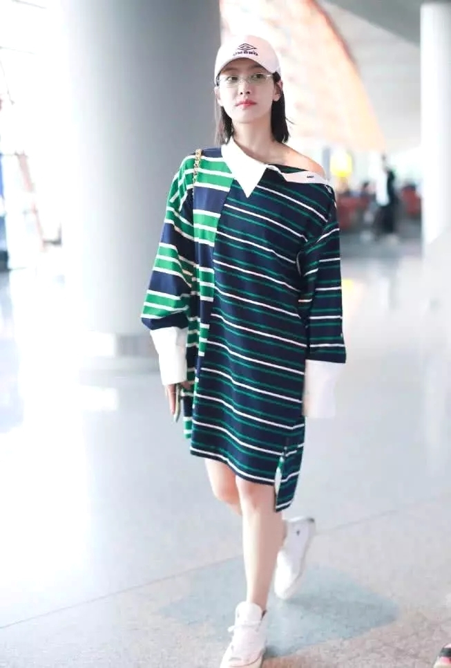 宋茜穿一件绿色拼接连衣裙现身机场香肩微露宛如甜美女神