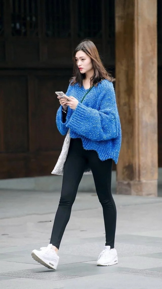 街拍：蓝色毛衣+黑色运动裤的美女
