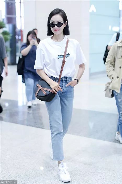 女明星机场街拍为啥那么爱穿白T