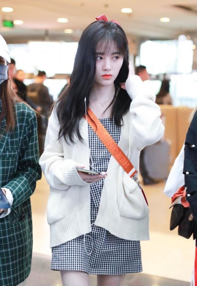 鞠婧祎厉害了烂大街的针织衫配格子裙也能一秒变身初恋女神
