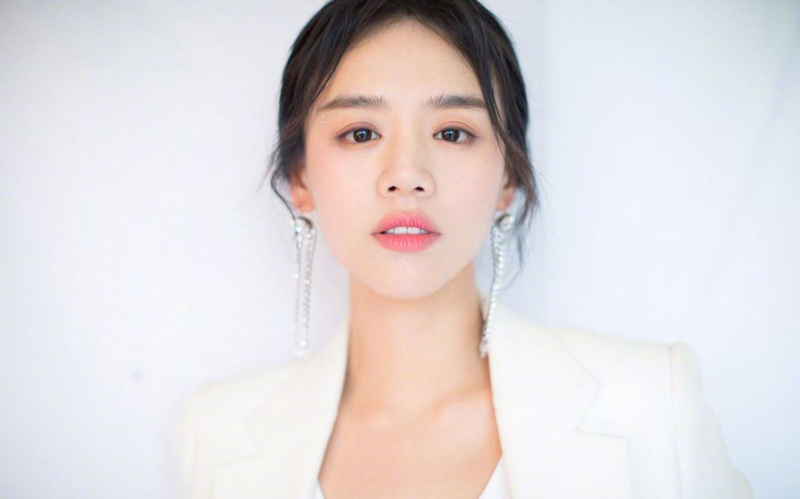 身材走样马思纯身穿宽松卫衣搭配一步裙休闲穿搭难挡粗壮小腿