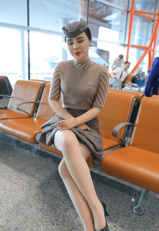 启明星街拍如何展现端庄高贵的空姐形象与优雅范十足