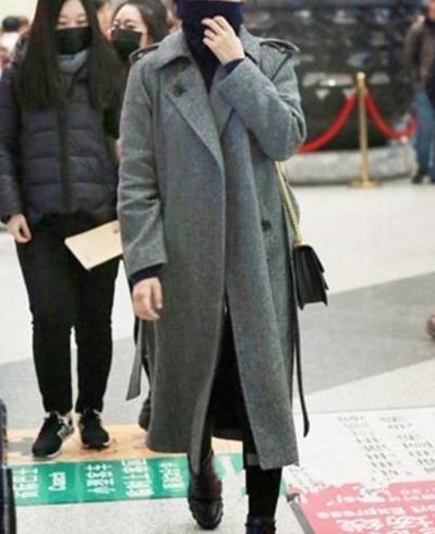 明星街头穿搭_街拍明星穿百褶裙搭配图片_明星穿搭街拍/
