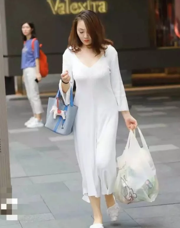 街拍搭配时尚女装_街拍搭配时尚的衣服_时尚搭配街拍/
