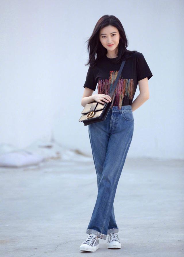 戛纳红毯被景甜惊艳了一件白色吊带裙如同仙女肤白貌美大长腿