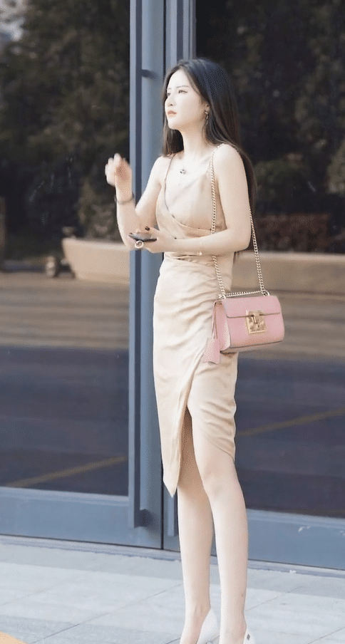 如何辨别在这里等候的高挑气质美女是否值得你关注一次街拍教育