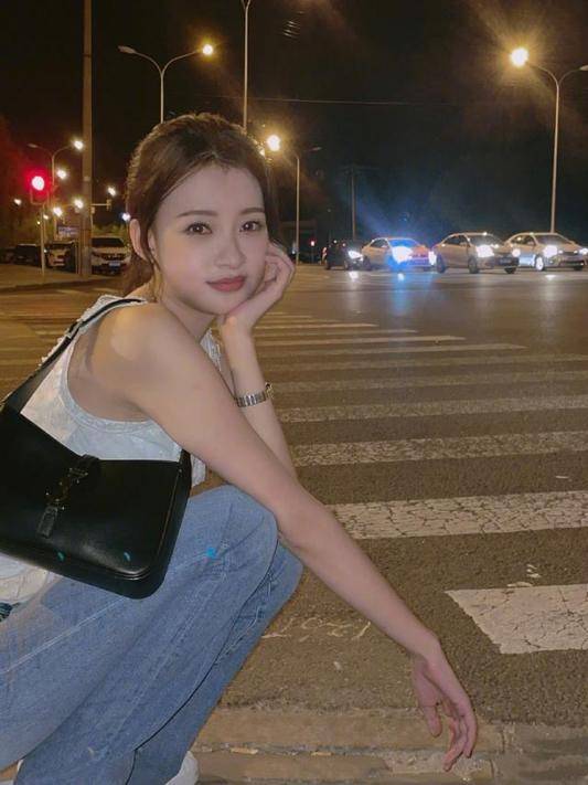 女明星穿搭大集结杨幂穿搭最撩人孙怡背心加回力鞋永远18岁